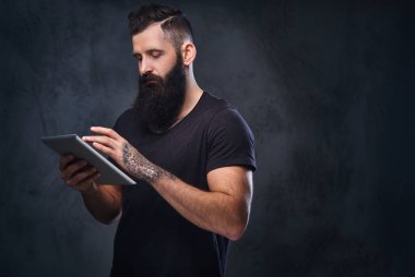 Sakallı adam gümüş tablet kullanma 