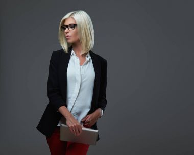 Sarışın kadın gözlük tablet Pc tutar.