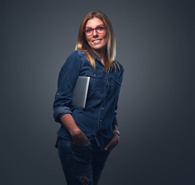 Sarışın kadın tablet Pc tutar