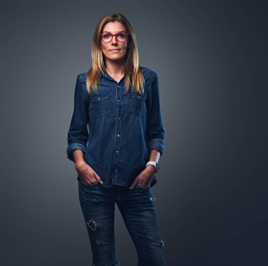 Sarışın erkek kot gömlek giymiş