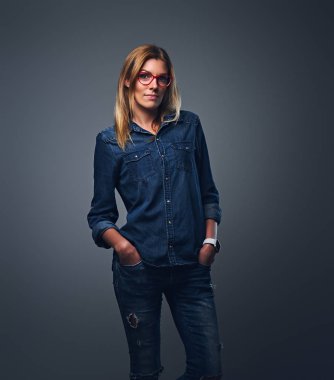 Sarışın erkek kot gömlek giymiş