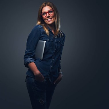 Sarışın kadın tablet Pc tutar