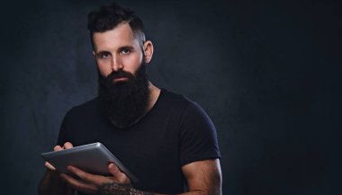 Sakallı adam gümüş tablet kullanma 