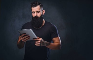 Sakallı adam gümüş tablet kullanma 