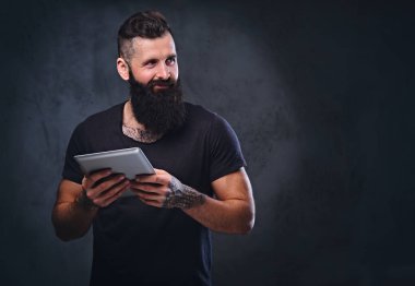 Sakallı Erkek Gümüş tablet tutar