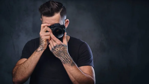 Bearded male taking picture — Stock Photo, Image