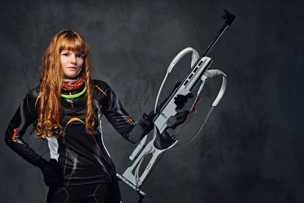 Biatlon şampiyonu silah tutan