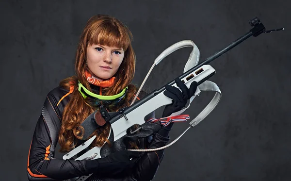Biathlon campeão segura uma arma — Fotografia de Stock