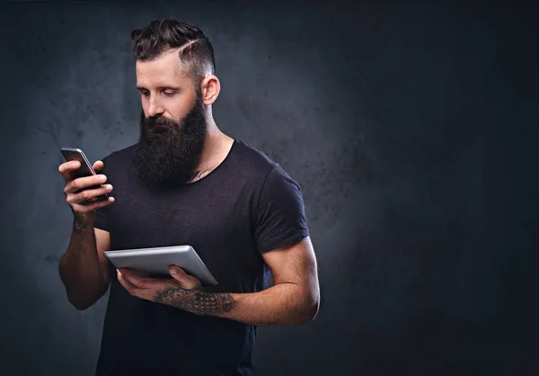 Hipster macho sostiene la tableta PC —  Fotos de Stock
