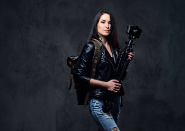 Sırt çantası ile esmer kadın fotoğrafçı