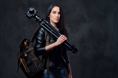 Sırt çantası ile esmer kadın fotoğrafçı