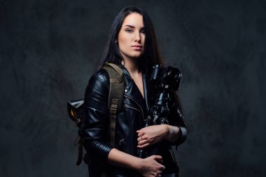 Sırt çantası ile esmer kadın fotoğrafçı