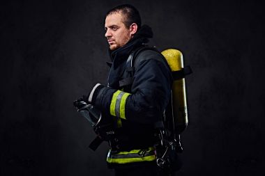 Firefighter bir oksijen tankı ile
