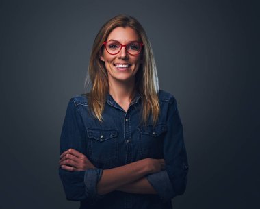 Sarışın erkek kot gömlek giymiş 