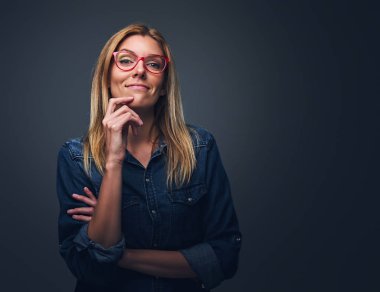 Sarışın erkek kot gömlek giymiş 