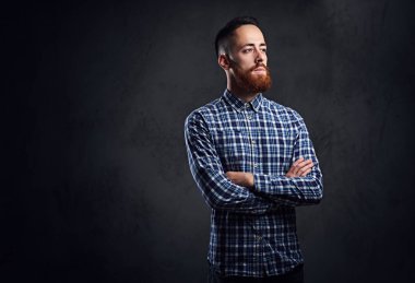 Düşünceli Kızıl saçlı sakallı adam