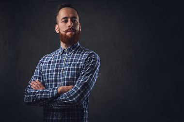 Düşünceli Kızıl saçlı sakallı adam