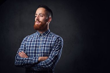 Düşünceli Kızıl saçlı sakallı adam