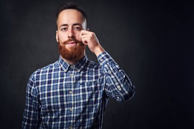 Düşünceli Kızıl saçlı sakallı hippi erkek.