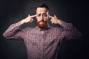 Düşünceli Kızıl saçlı sakallı hippi 