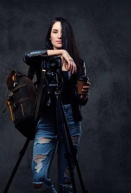 Esmer kadın fotoğrafçı 