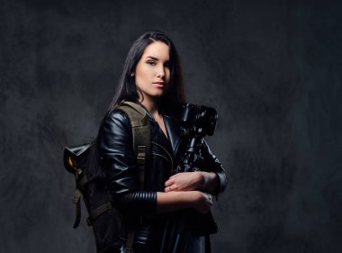 Esmer kadın fotoğrafçı 