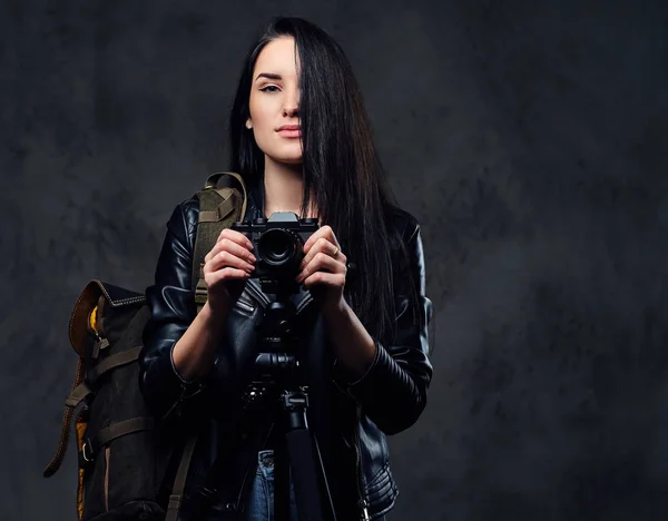 Fotografo femminile tiene la fotocamera su un treppiede — Foto Stock