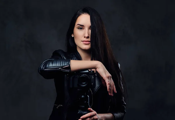 Female photographer holds professional camera — Stock Photo, Image