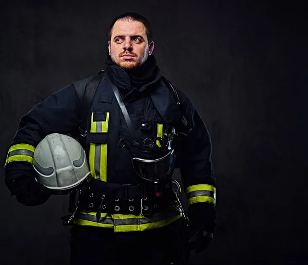 Bombeiro vestido de uniforme — Fotografia de Stock