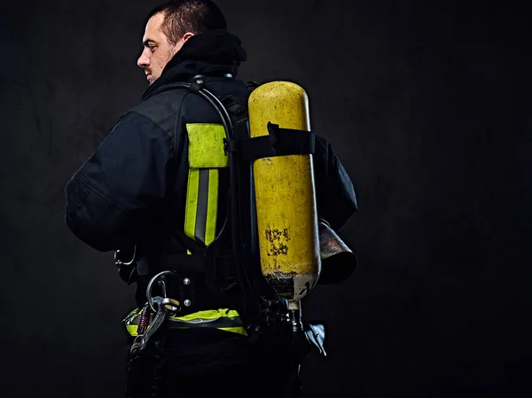 Πυροσβέστης με μια δεξαμενή οξυγόνου — Φωτογραφία Αρχείου