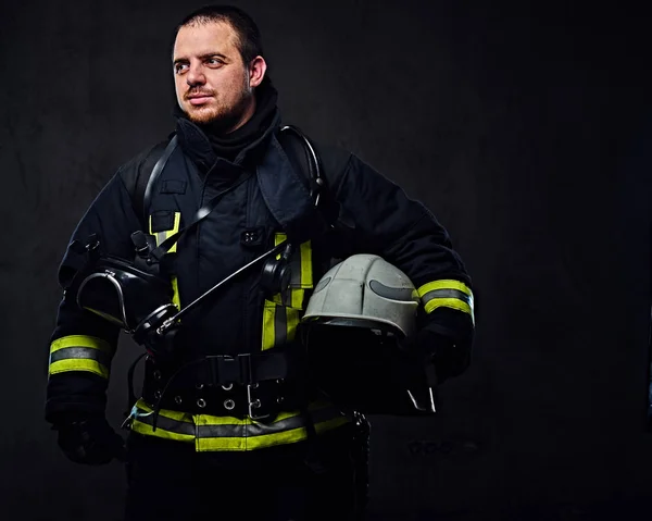 Bombeiro vestido de uniforme — Fotografia de Stock