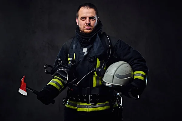 Пожежник одягнений в уніформу — стокове фото