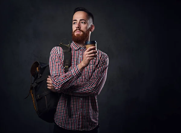 Un uomo con una camicia rossa in pile tiene smartphone . — Foto Stock