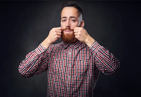 Kızıl saçlı sakallı hippi erkek 