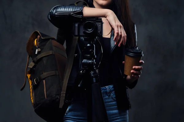 Brunette vrouwelijke fotograaf — Stockfoto