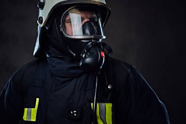 İtfaiyeci üniforması giymiş 