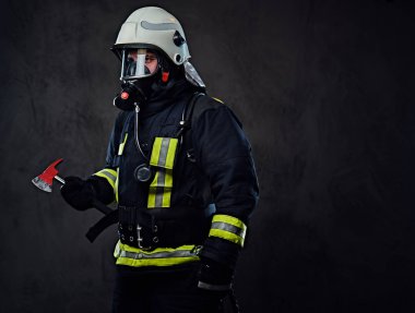 İtfaiyeci üniforması giymiş 