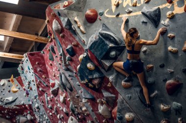 Ücretsiz dağcı kadın bouldering kapalı.