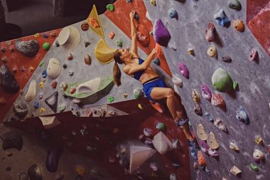 Profesyonel kadın dağcı bouldering duvara.