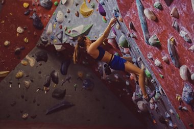 Duvarda kadın dağcı