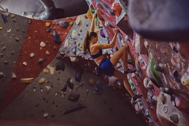 Duvarda kadın dağcı