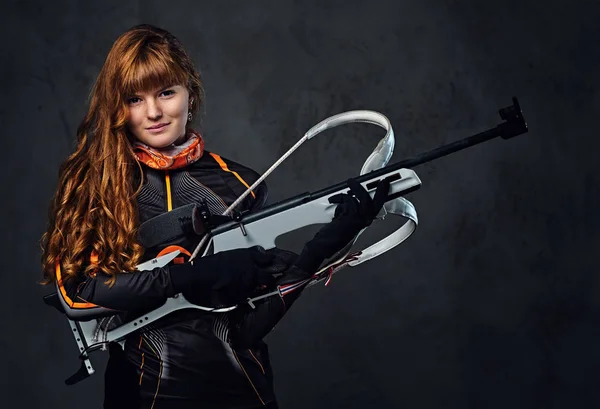 Ruda kobieta champion Biathlon. — Zdjęcie stockowe