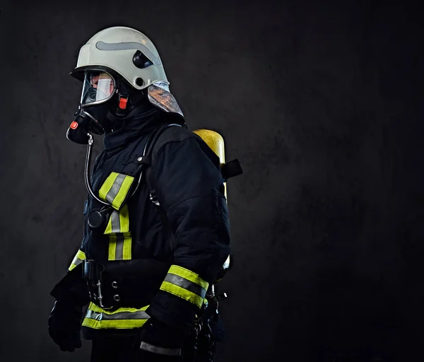 Bombeiro vestido de uniforme — Fotografia de Stock