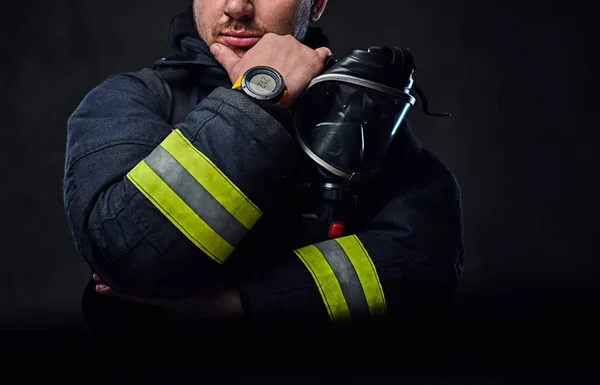 Estúdio retrato de um macho em um uniforme de bombeiro — Fotografia de Stock