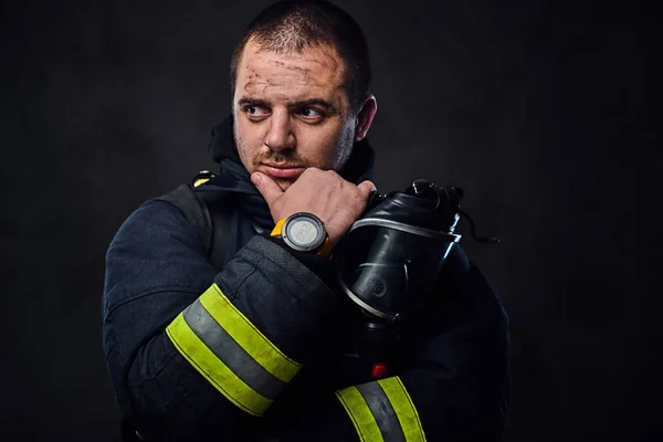 Retrato de estudio de un hombre con uniforme de bombero — Foto de Stock