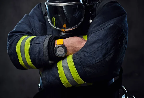 Bir itfaiyeci üniforması giyen bir erkek portresi stüdyo 