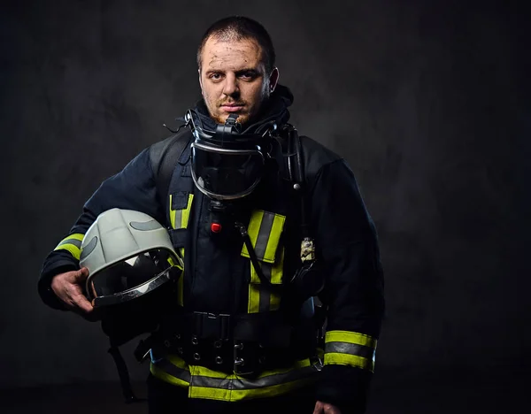 Feuerwehrmann im Studioporträt — Stockfoto