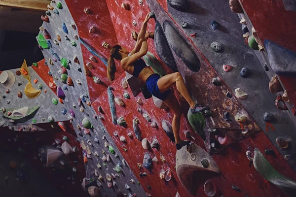 Kvinnliga klättrare på vägg — Stockfoto