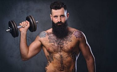 Gömleksiz erkek dumbbell tutar
