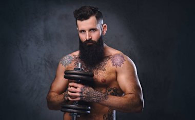 Gömleksiz erkek dumbbell tutar